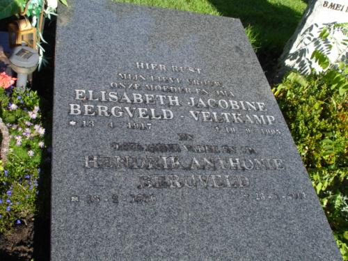 2001 - Grafsteen Hendrik Anthonie Bergveld (geb. 13-2-1916) en Elisabeth Jacobine Veltkamp - Begraafplaats Utrecht