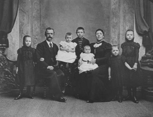 1900 - V.l.n.r. Alijda Bardina, Johannes Alexander (geb. 19-11-1859), Hendrika Jacoba, Johannes Alexander (geb. 19-10-1888) en Augusta Bergvelt, Catharina Wilhelmina Zegers, Catharina Wilhelmina en Johanna Bergvelt