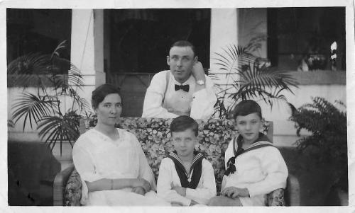 1920 - Achter: Johannes Alexander Bergvelt (geb . 19-10-1988) Voor: Elisabeth Frederika Maria Krull, Johannes Alexander (geb.15-4-1910) en Frederik Bergvelt.