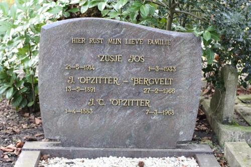 1933 - Grafsteen Johanna Opzitter, Johanna Bergvelt en Johannes Christiaan Opzitter - Begraafplaats Amsterdam