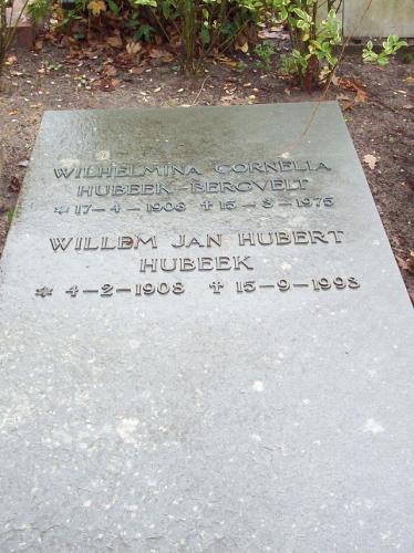 1975 - Grafsteen Wilhelmina Cornelia Bergvelt en Willem Jan Hubert Hubeek -Begraafplaats Oegstgeest