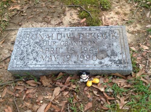 1990 - Grafsteen Ronald William Dekock (geb. 15-4-1964) - Begraafplaats Selma (USA)