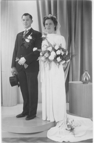 1949 - Trouwfoto Wilhelmina Elisabeth van Steenderen de Kok & Jan Jacob van Westrene