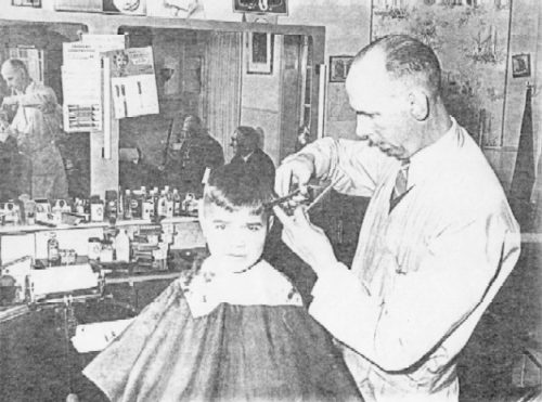 1961 - Charles Johannes Antonius van Steenderen de Kok bij de kapper