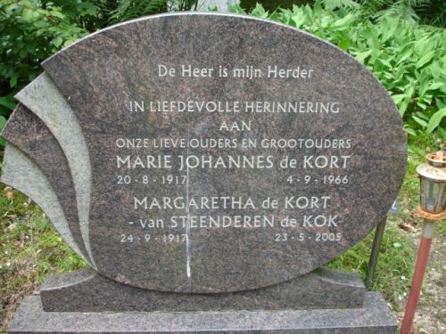 1966 - Grafsteen Margaretha van Steenderen de Kok en Marie Johannes de Kort - begraafplaats Zeist 