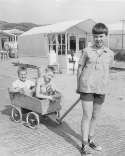 1967 - Michel Jozef van Steenderen de Kok achterin met vriend Leo getrokken door Charles Johannes Antonius van Steenderen de Kok Katwijk aan zee