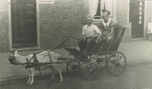 1933 - Maria Berdina Bergveld (geb. 4-3-1922) en Bernardus Johannes Bergveld (geb. 27-6-1926)