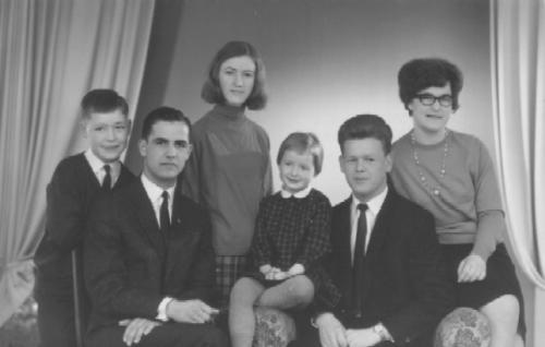 1965 - Kinderen van Hendrikus Wilhelm Bergveld (geb. 12-6-1913 ) en Willemina Maria Bransen. V.l.n.r. Cor (geb. 29-7-1953) , Wil (17-12-1945), Agnes (geb. 18-10-1949), Ineke (geb. 18-9-1859), Henk (geb. 17-4-1941) en Grada (geb. 27-3-1943)