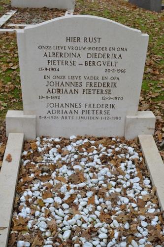 1966 - Grafsteen Alberdina Diederika Bergvelt en Johannes Frederik Adriaan Pieterse - Begraafplaats Driehuis