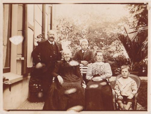 1894 - Gerrit Frederik Moele Bergveld (geb. ‎24-1-1829), Susanna Hartgerink en Catharina Frederika Sophia Moele Bergveld met beide zoons Beudeker-