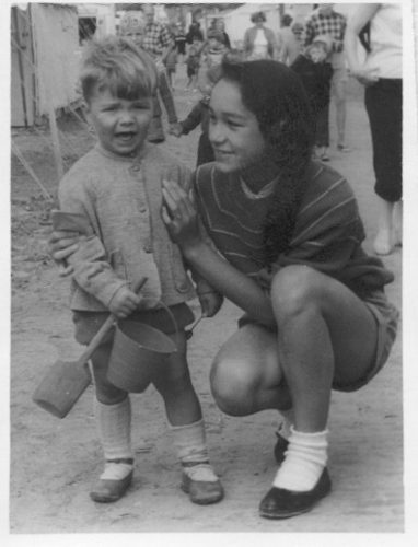 1957- Charles Johannes Antonius van Steenderen de Kok en tante Yvonne Vendrig te Katwijk aan zee